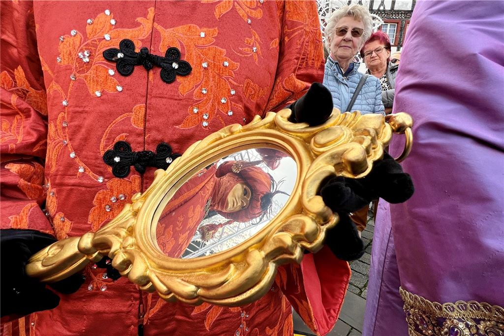 Ausgestattet mit Spiegeln sahen die Mitglieder der Gruppe "Carnevale di Venezia" noch einmal eindrucksvoller aus.