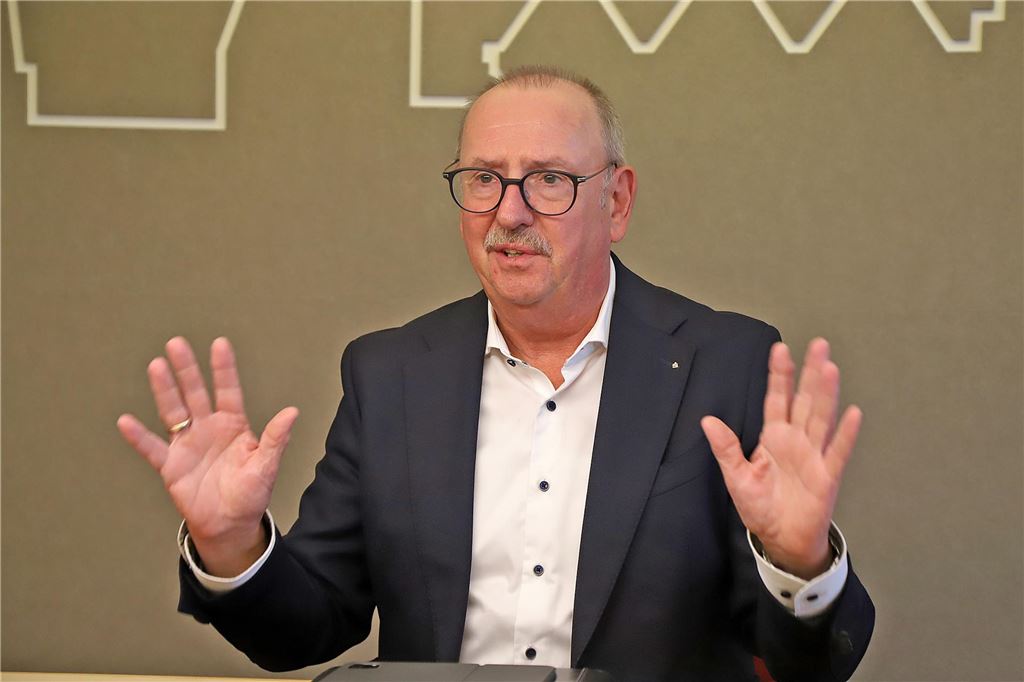 „Kein Kreditinstitut ist näher am Kunden als eine Sparkasse“ Ausgewogene Verhältnisse: Auf der Abteilungsleiterebene gibt es bei der Sparkasse Unna-Kamen genauso viele Männer wie Frauen - ohne Quotenregelung, nur durch Leistung, wie Klaus Moßmeier betont.