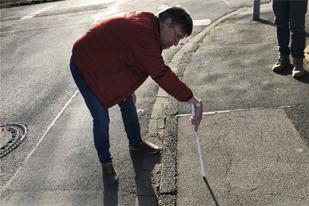 Rostocker Straße: Anwohner sehen Möglichkeit für eine kostengünstige Lösung Ausreichend Platz auf dem Gehweg für Kinderwagen und Rollstühle und auf der Fahrbahn für Autos - ob das an der Rostocker Straße erfüllt ist, wenn dort Autos auf der Straße parken, testete Peter Kracht am Mittwoch.