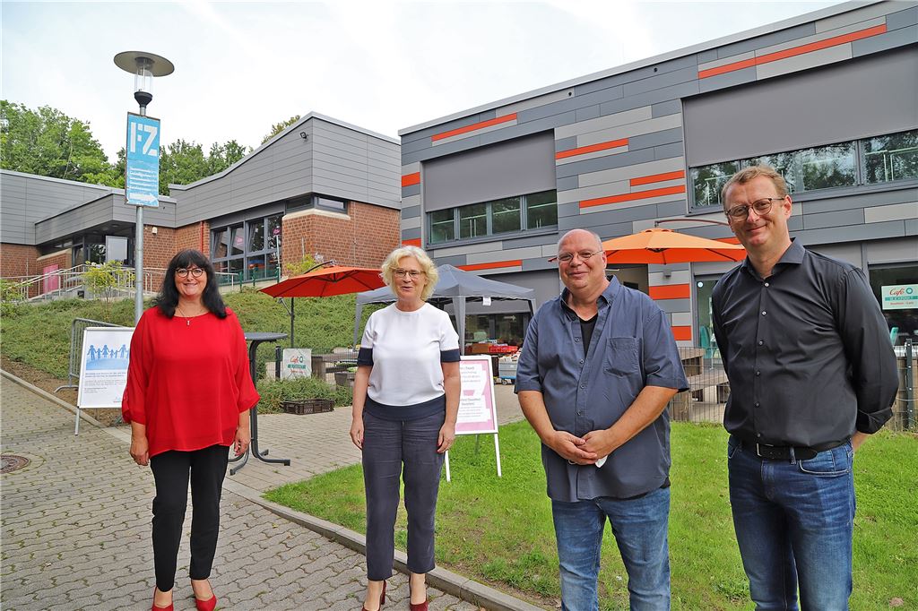Hilfe für Kinder nach der Pandemie: „Bräuchten eine 78-Stunden-Woche“ Austausch auf der Lüner Höhe (v.l.): Bürgermeisterin Elke Kappen, Ministerin Christine Lambrecht, JFZ-Leiter Michael Wrobel und MdB Oliver Kaczmarek.