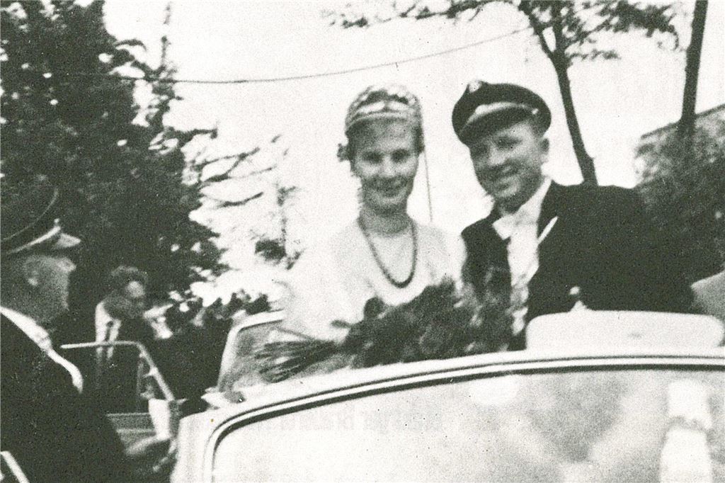 Auto statt Kutsche: Josef Langenkä,mper und Elisabeth Stegemann ließen sich, anders als ihre Vorgänger, von motorisierten Pferdestärken durch die geschmückte Bauerschaft fahren. Das war Ende Juni 1965.