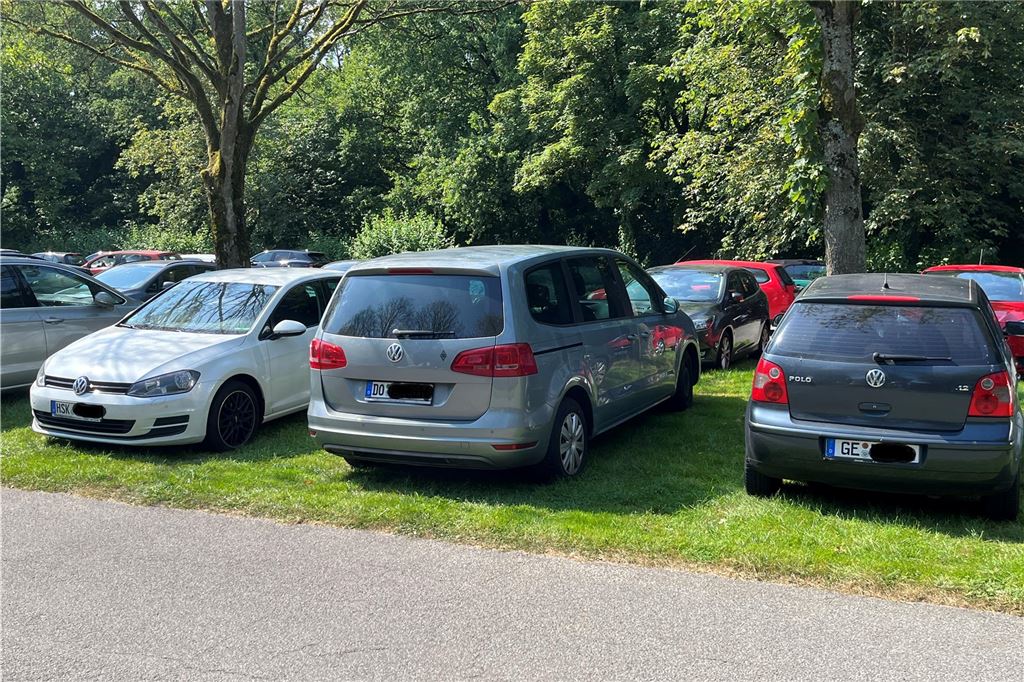 Freibad Schöne Flöte zählt mehr als 4000 Besucher an einem Tag Autokennzeichen auf dem Parkplatz des Freibads Schöne Flöte zeigen, dass die Badegäste von weit her kommen, darunter aus dem Hochsauerlandkreis und Gelsenkirchen.