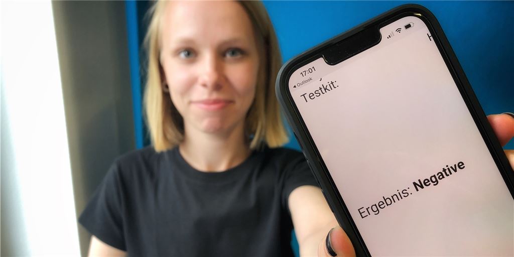 Ungewisser Besuch nach neuer Regelung in Schwerter Testzentrum Links im Bild Autorin Laura Quellenberg. Rechts im Vordergrund das Smartphone, mit dem negativen Corona-Test-Ergebnis.
