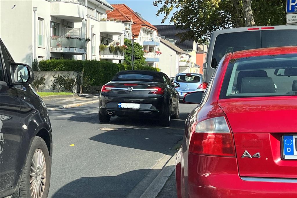 Planer des Klinikanbaus versprechen Anwohnern mehr Ruhe Autos fahren auf der Mozartstraße: Auf der Strecke zwischen dem Beethovenring und der Oberen Husemannstraße herrscht schon heute viel Verkehr, bestätigen Anwohner.