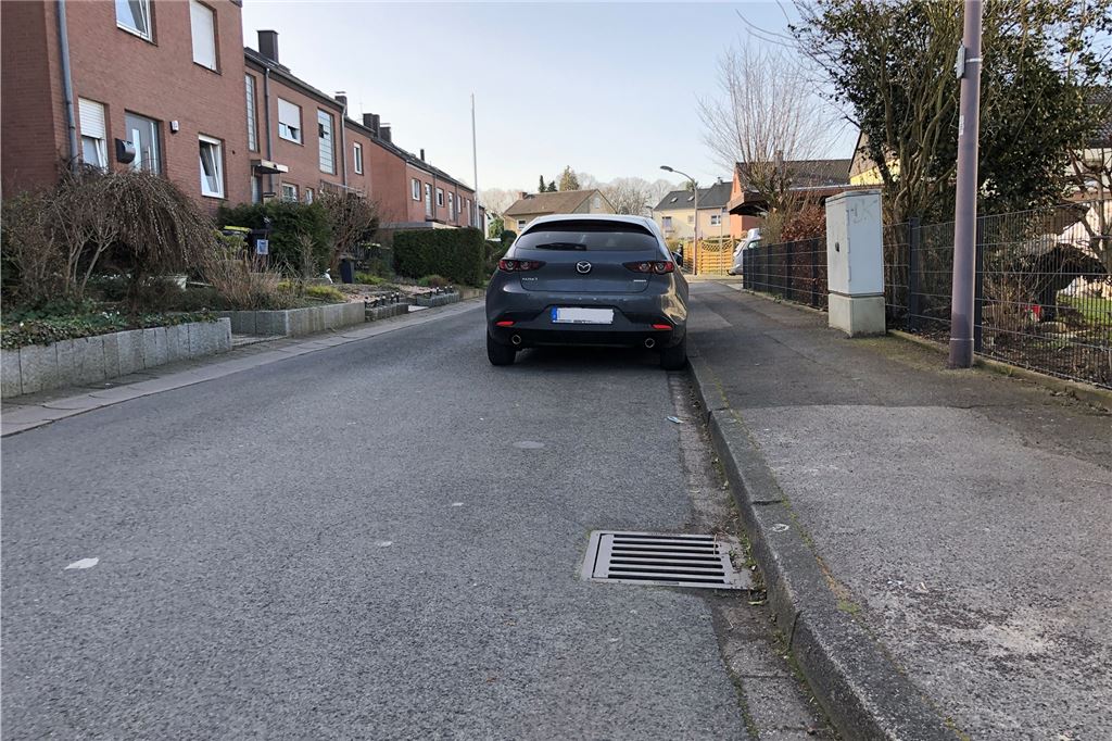 Rostocker Straße: Anwohner sehen Möglichkeit für eine kostengünstige Lösung Autos parken auf der Massener Straße am Fahrbahnrand: Ein gewohntes Bild seit vielen Jahrzehnten. Doch jetzt hat die Stadt angekündigt, das offiziell geltende Parkverbot durchzusetzen und hat erste Ermahnungen verteilt.