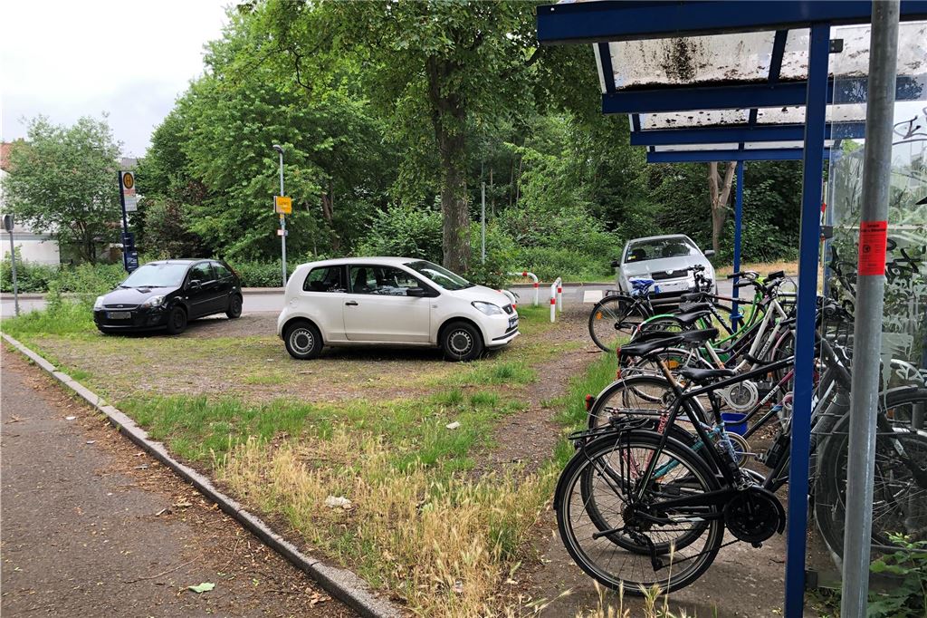 Mobilstation ein großer Gewinn, aber so etwas muss schneller gehen Autos parken kreuz und quer neben einem wenig einladenden Fahrradständer