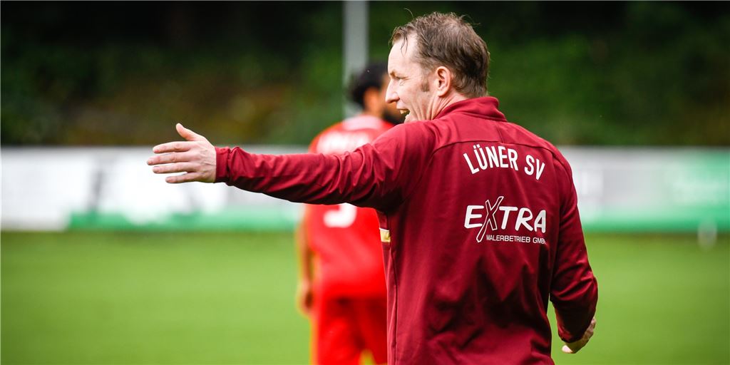 Rote Karte, Rudelbildung, Trainer gekniffen: Chaos zwischen dem Lüner SV und dem TuS Sinsen LSV-Trainer Axel Schmeing wurde laut eigener Aussage vom Co-Trainer des TuS Sinsen ins Ohr gekniffen.