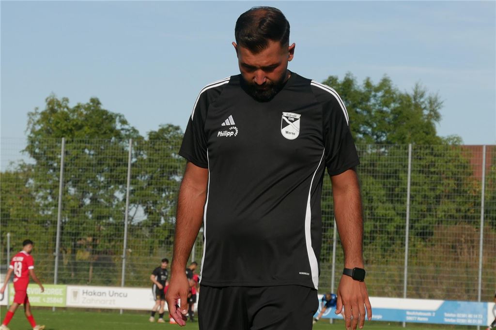 Spiel von Eintracht Werne abgesagt: Nachholtermin steht fest Aykut Kocabas, Trainer von Eintracht Werne, schleicht mit gesenktem Kopf am Spielfeldrand entlang.