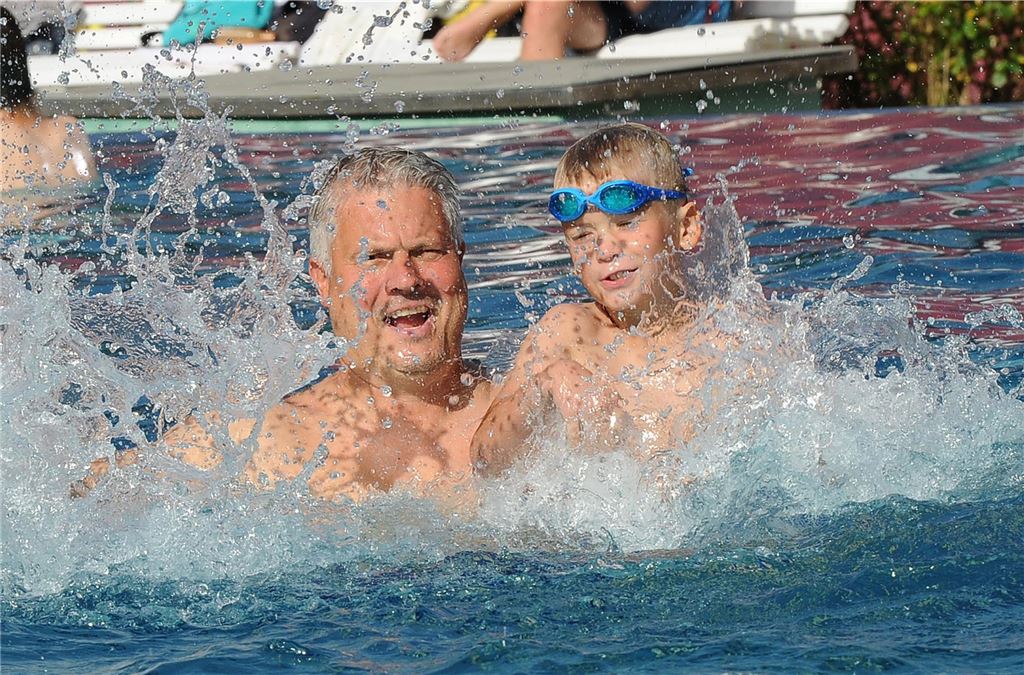 Baldiges Ende der Saison im Kreis Unna: Wann schließen die Freibäder? Das Eselbad ist gut besucht mit glücklichen Familien, die eine Abkühlung finden
