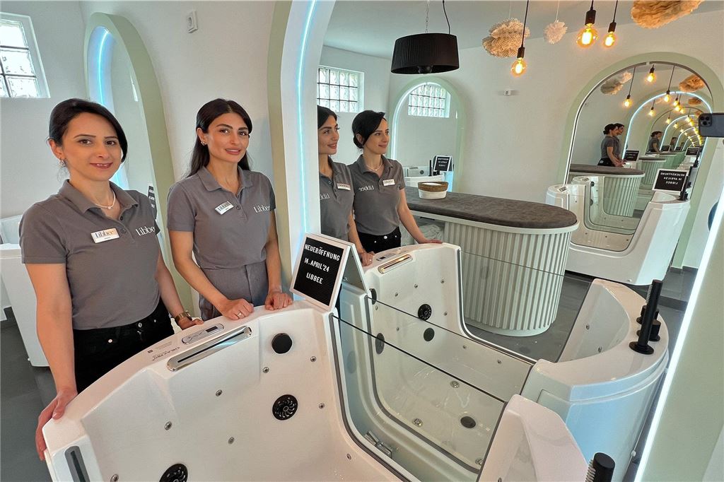 Nach einem Jahr ist Schluss für das „Libbee“: Eltern-Kind-Angebot endet Selma Gündüz (stehen) und Yasemin Yilderim an einer Badewanne im "Libbee" in Unna-Königsborn.
