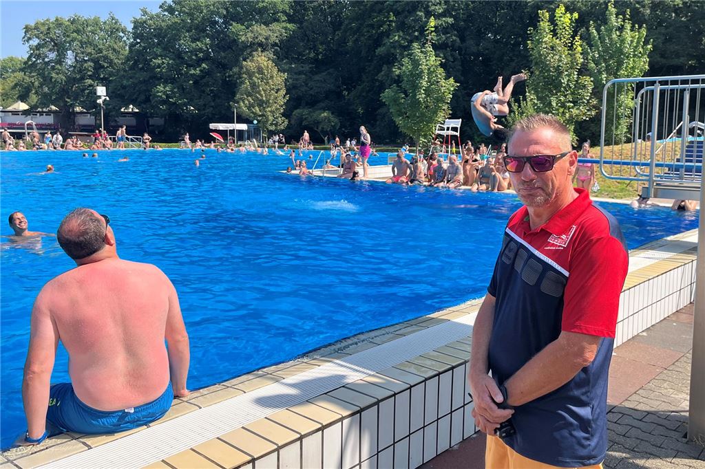 Freibad Schöne Flöte zählt mehr als 4000 Besucher an einem Tag Bäderleiter Michael Hegener steht am Beckenrand neben den Sprungtürmen. Er ist stolz auf sein Freibad und seine Mitarbeiter, die unermüdlich in der Hitze arbeiten.