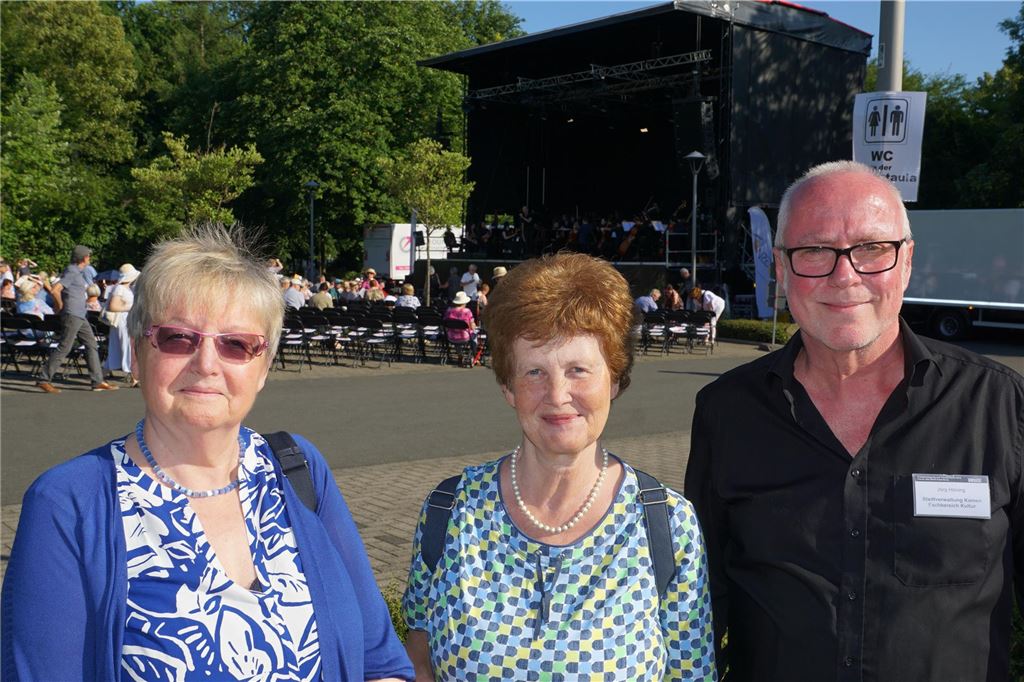 Picknick trifft Philharmonie: Kulturschmaus mit Wein, Käse und Schinken Barbara Beyer (M.) und Bärbel Kettendörfer haben keines der Open-Air-Konzerte ausgelassen. Darüber freut sich freilich Kamens Kulturmacher Jörg Höning (r.).