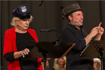 Barbara Blümel und Michael Kamp tragen in szenischer Lesung zusammen mit dem Chor „Die letzten Heuler“ Dialoge und Lieder aus Jura Soyfers „Astoria“ vor.