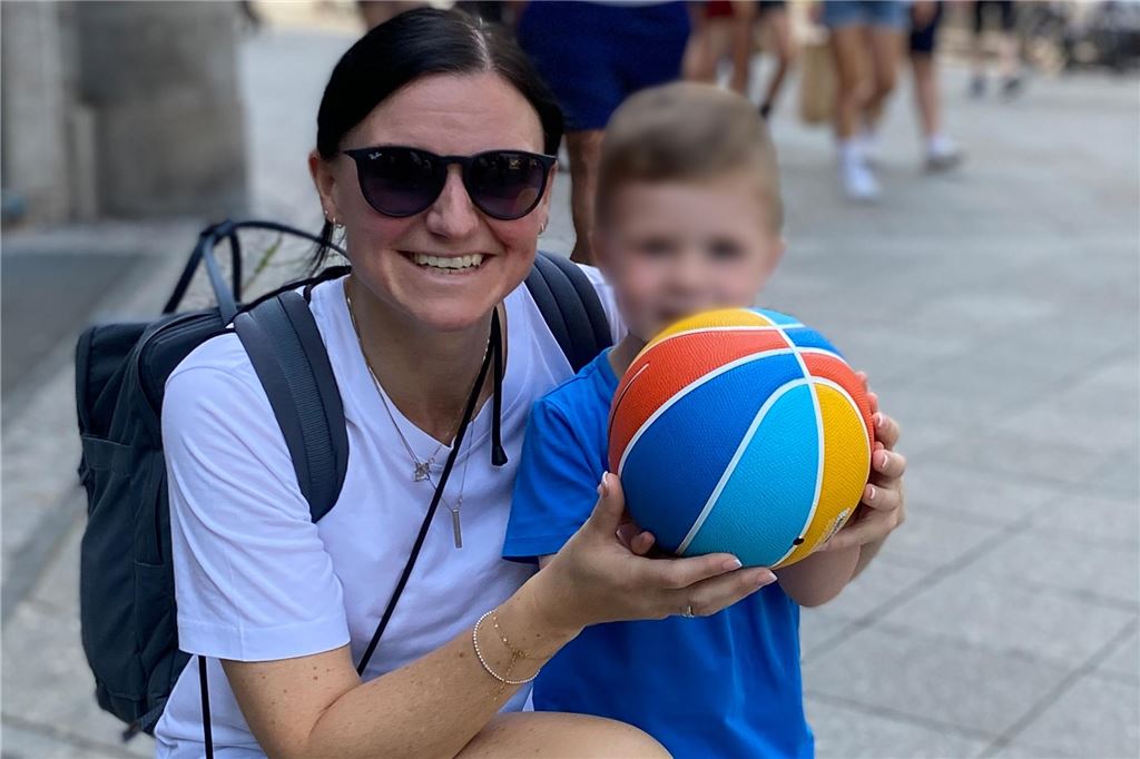 Erkältung stellte sich als Blutkrebs heraus: Stammzellenspender gesucht Die noch gesunde Barbara mit ihrem zweijährigen Sohn. Die beiden halten einen Ball in der Hand