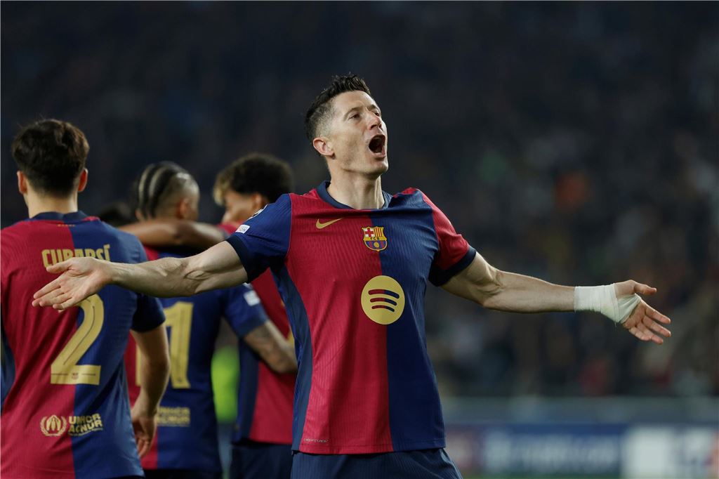 Robert Lewandowski jubelt nach einem Tor.