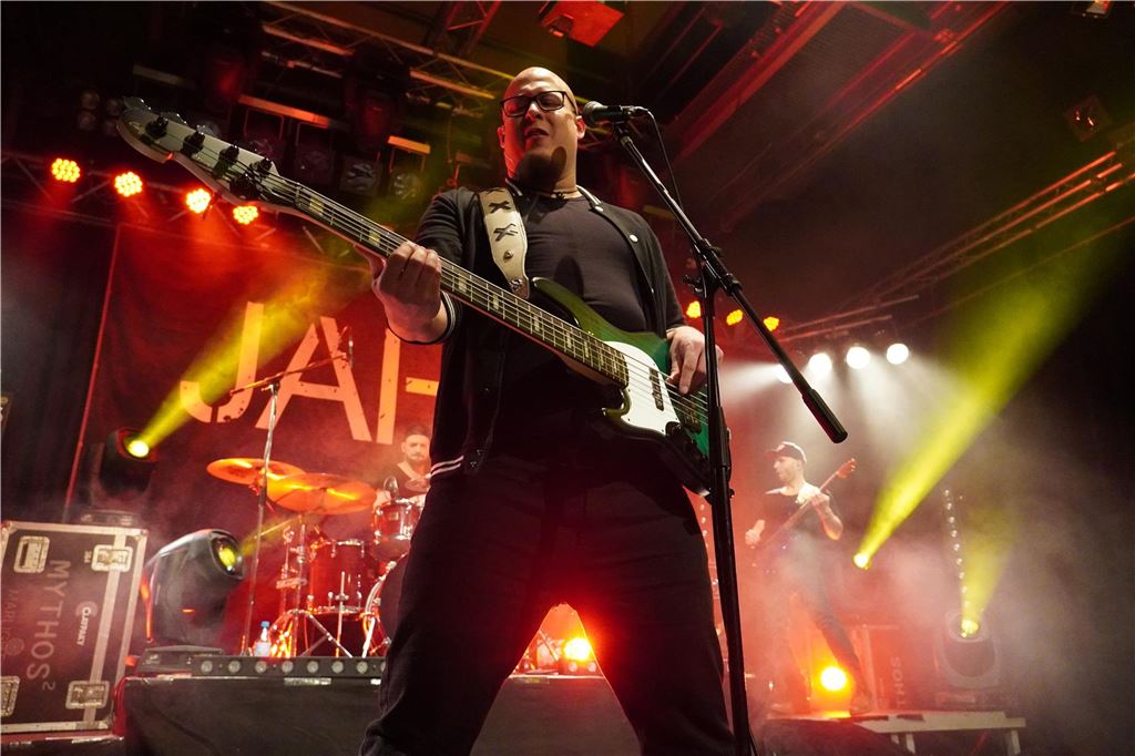 „Komm raus zum spielen“: JAHM! und Fans feiern Album-Geburtstag Bassist Patrick Kohler sorgt für die tiefen Töne bei JAHM!.