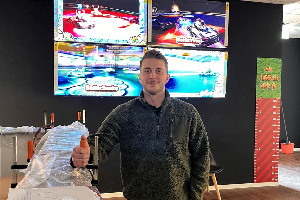 Vor dem Start am 6. März gehen bei Battlekart schon Anmeldungen ein Battlekart-Standortleiter Luca Olejnik steht in Unna im künftigen Empfangs- und Kassenraum