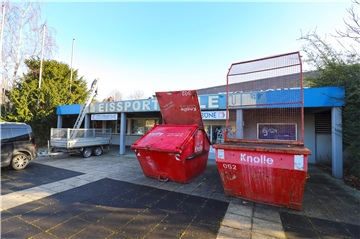 Bauarbeiten an der Eishalle Unna - wie hier im Januar am Vordach - sind dringend notwendig, um die Sanierung voranzutreiben. Doch um handlungsfähig zu sein, braucht der KJEC einen Pachtvertrag mit den Wirtschaftsbetrieben Unna.