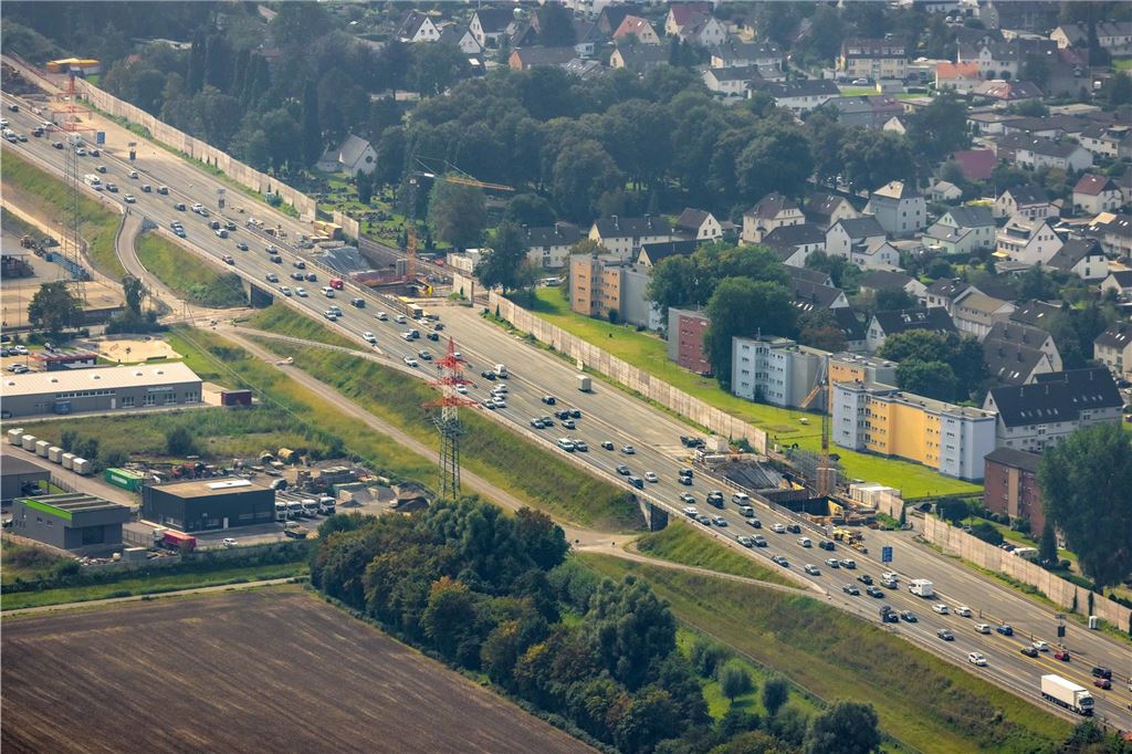Baustelle für den Ausbau der Autobahn A1 bei Unna und Brückenbauarbeiten nahe der Hansastraße.