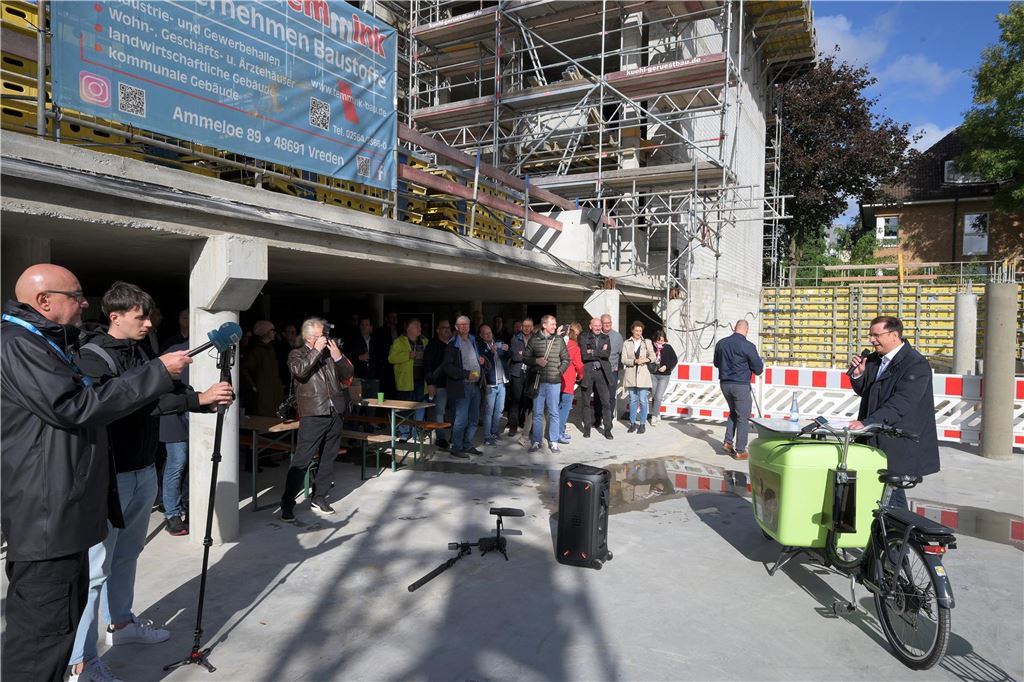 Richtfest beim Bauverein zu Lünen: Millionenschweres Bauvorhaben auf dem Weg Bauvereins-Vorstand Carsten Unterberg hielt die Festrede.
