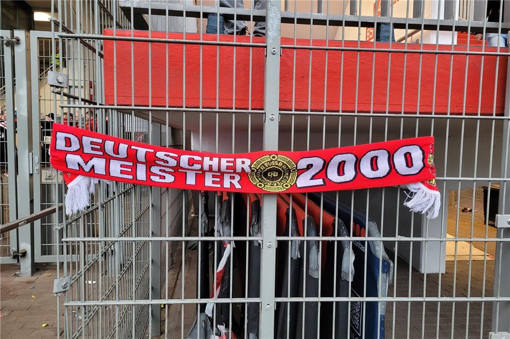 Wilfried Busch und der Bayer-Meisterschal, den es nicht geben durfte Bayer Leverkusen musste im Jahr 2000 massenweise Meisterschals vernichten. Dieses Exemplar wurde gerettet und landete bei Wilfried Busch.