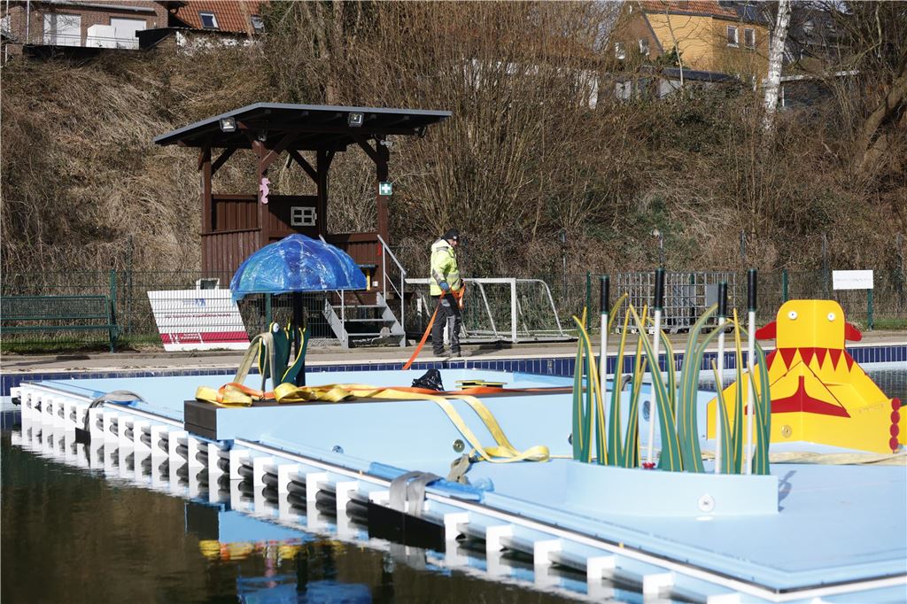 Nächstes Spektakel in Dellwig: Das neue Kinderbecken schwimmt zu seinem Platz Das Kinderbecken schwimmt auf dem großen Becken.