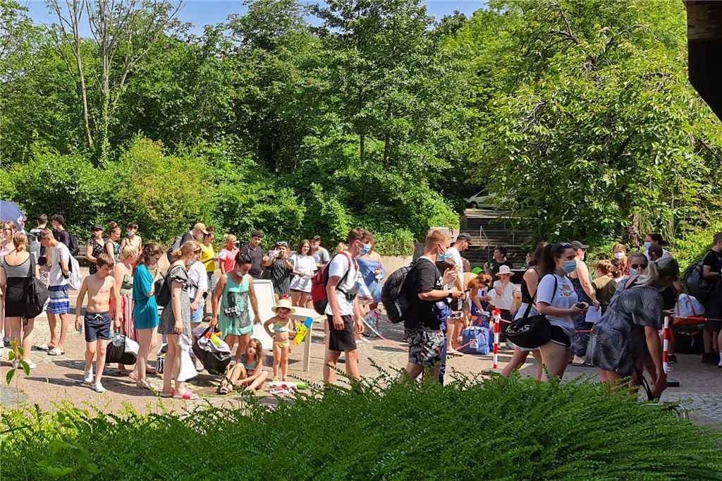 Nachtschwimmer und Gästefrust: Polizei wird Dauergast an Schöner Flöte Bei 30 Grad und mehr in der Warteschlange stehen: Das sorgte in der Vorwoche mitunter für Frust unter den Wartenden, zumal an den besonders heißen Tagen das Bad an seine Corona-Kapazitätsgrenze gelangte und man dann umsonst anstand.