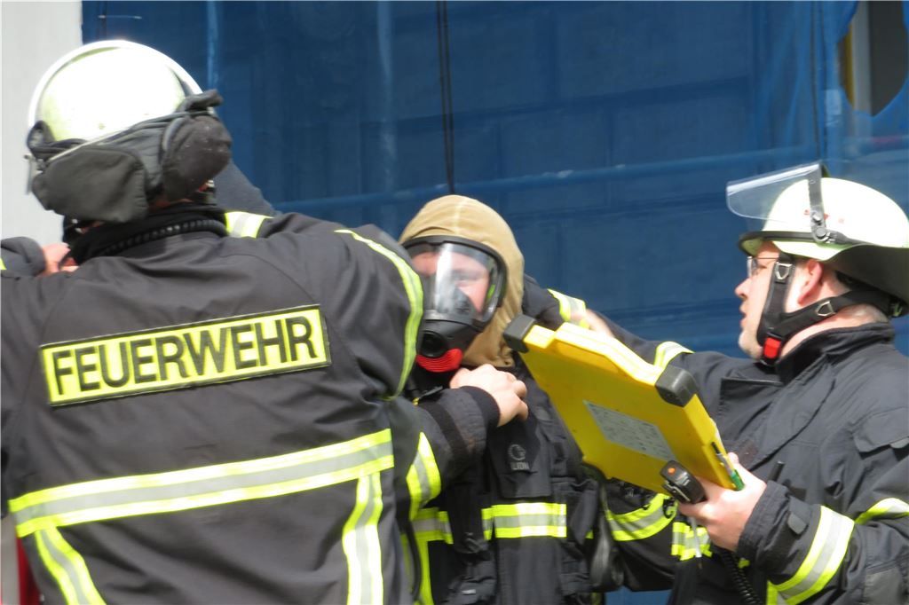 Der Feuerwehreinsatz am Einkaufszentrum in Unna in Bildern: Feuerwehr fährt Drehleiter aus