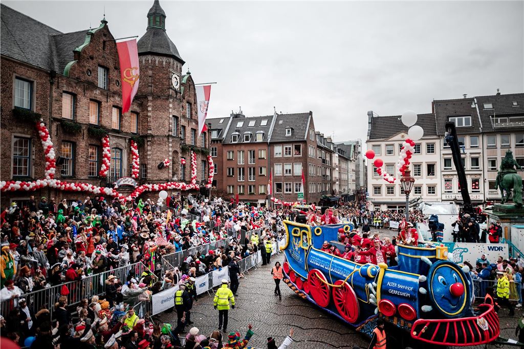 Karneval 2023 in NRW: Termine und Informationen im Überblick Ein Wagen fährt beim Rosenmontagszug in Düsseldorf am Rathaus vorbei.