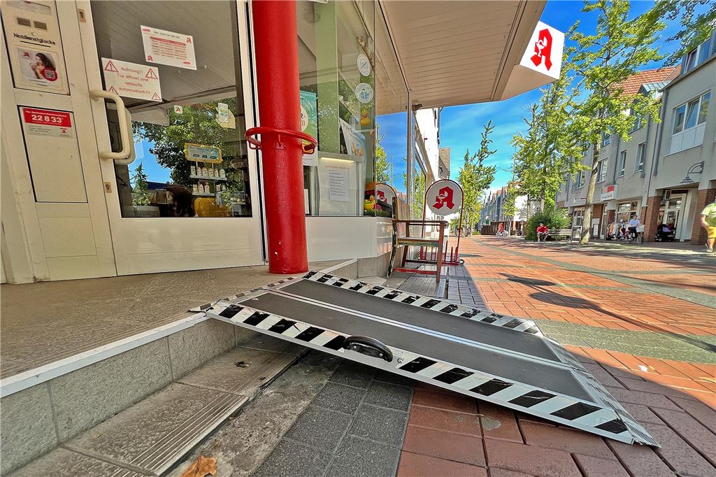 Stadt will Konzept „Bergkamen mittendrin“ mit Eigenmitteln umsetzen Eine Rampe für Rollstuhlfahrer und Kinderwagen an einer Apotheke am Nordberg.