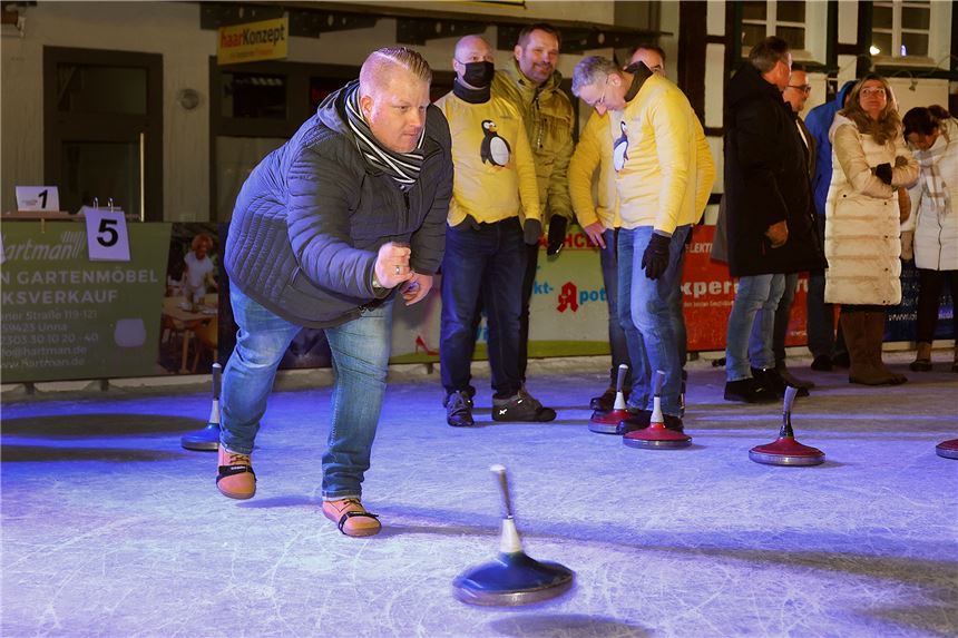 Eisstockschießen: Das sind die Sieger des ersten Spieltags Bei der Eröffnung der Stadtmeisterschaften im Eisstockschießen traten 15 Teams auf drei Bahnen an.