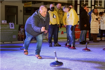 Bei der Eröffnung der Stadtmeisterschaften im Eisstockschießen traten 15 Teams auf drei Bahnen an.