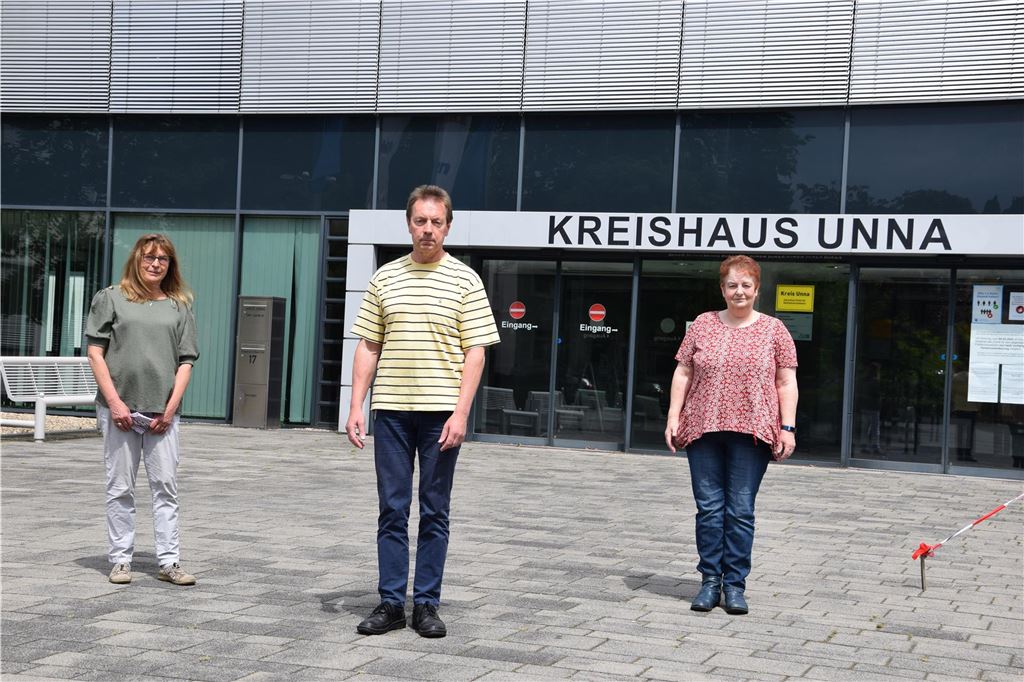 Linken-Verzicht auf Landratskandidatur ist eine riskante Polarisierung Die Linkenpolitiker Udo Gabriel (Mitte), Petra Weber (links) und Katja Wohlgemuth (rechts) stehen im Jahr 2020 vor dem Kreishaus in Unna.