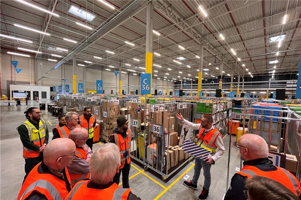 Millionen-Neubauten und Gewerbesteuer: Wechselhaftes Wirtschaftsjahr Lesertour im April 2024 durch das Amazon-Verteilzentrum in Unna: Mitarbeiter Mohamed Maach erklärt die Abläufe.