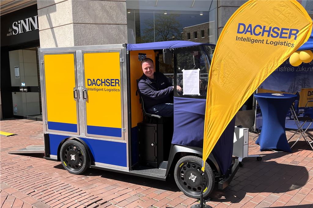 Bilder von der Mobilitätsschau am verkaufsoffenen Wochenende: Da ist für alle was dabei! Bei der Mobilitätsschau in Unna zeigt ein Mitarbeiter des Logistikunternehmens Dachser ein neues E-Lastenrad.
