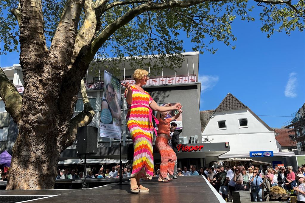 Frauen präsentieren bunte Mode auf dem Laufsteg.