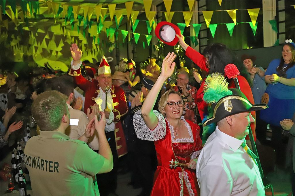 Eine feiernde Menge im Bürgerhaus Methler zur Prunksitzung 2025.