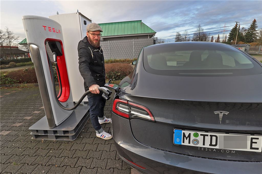 Mit Video: Anmelden und losfahren? Pop-Up-Store von Tesla in Holzwickede im Test Bei einem Abstecher nach Kamen lässt sich der Vorgang nahe der A1 ausprobieren. Laden ist während der kostenlosen Testfahrten inklusive.