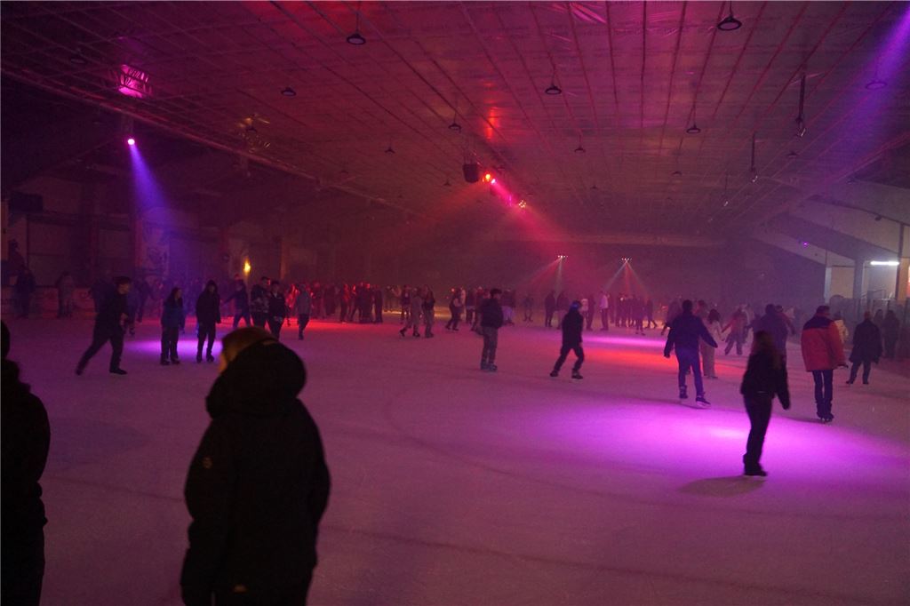 Volles Haus in der Bergkamener Eishalle: Bei 90er Jahre Hits gab es kein Halten