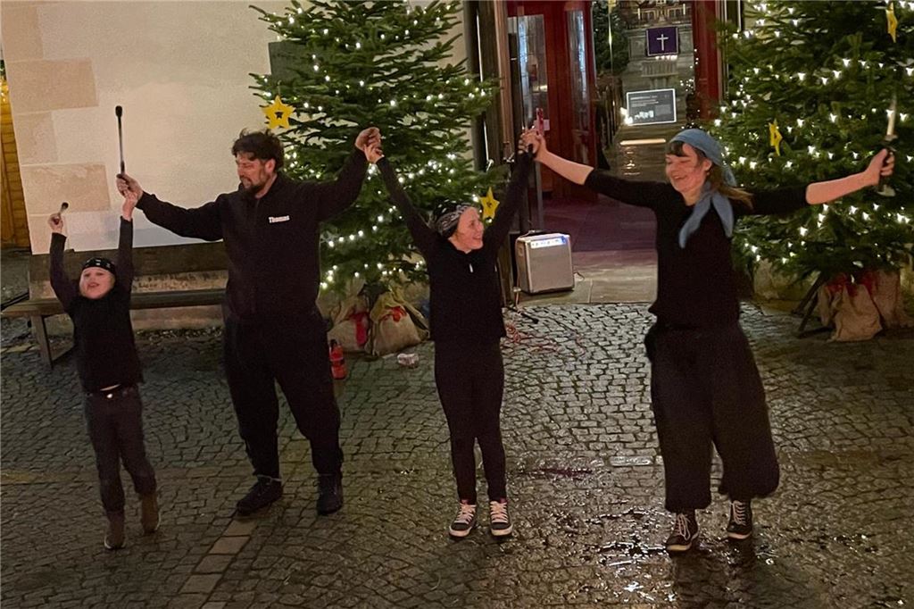 Feuershows für Kinderprojekt in Costa Rica: Familie sammelt Spenden Die Familienmitglieder verbeugen sich nach ihrem Auftritt vor der Stadtkirche in Lünen.