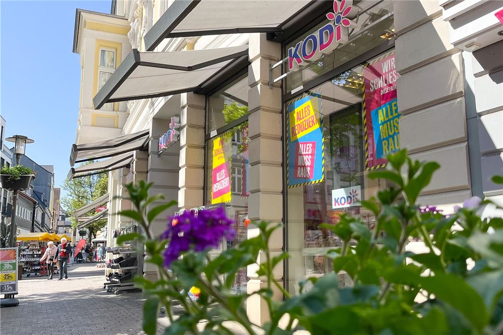 Das ist dran an den Gerüchten: Action als Kandidat für Kodi-Nachfolge In den Scheiben der Kodi-Filiale in Unna hängen Schilder, die auf einen anstehenden Räumungsverkauf hinweisen.