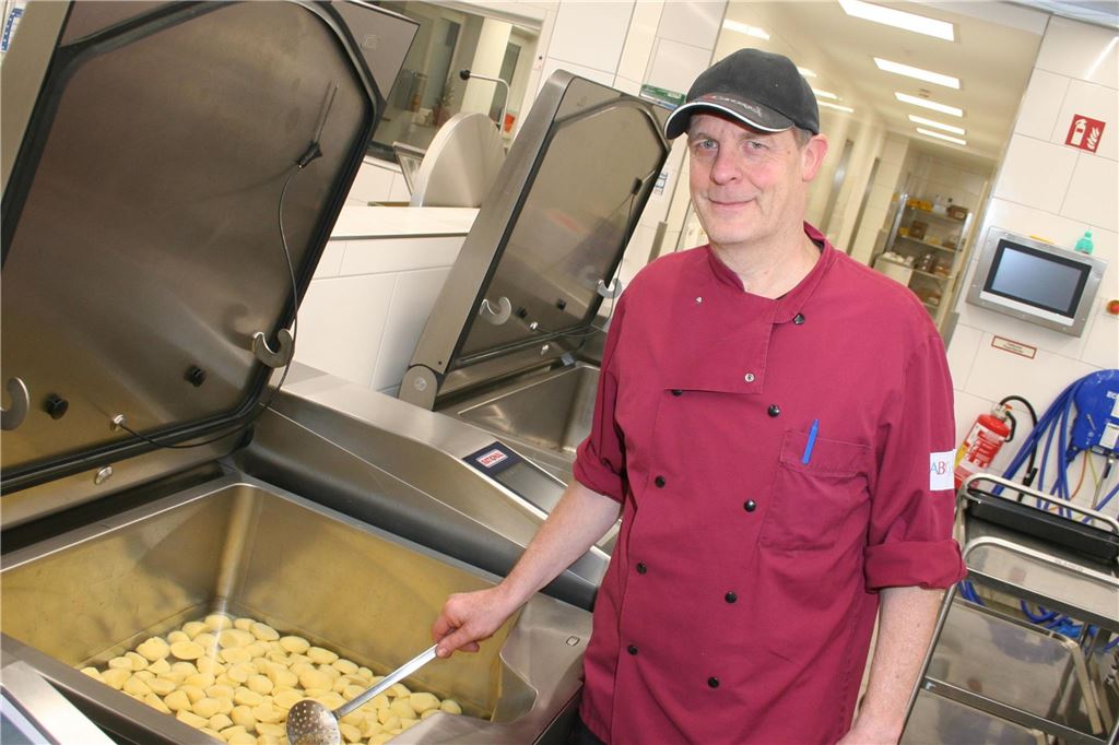 Was Schwerter Profiköche an Weihnachten zu Hause essen Krankenhauskoch Thomas Saalberg steht in der Küche des Schwerter Marienkrankenhauses.