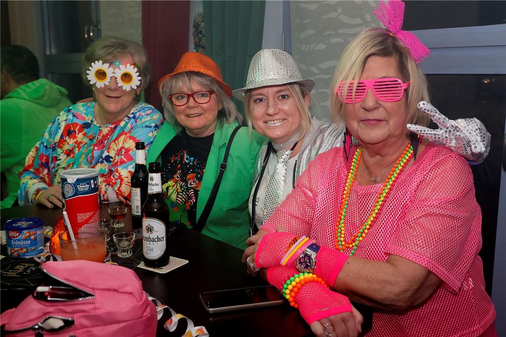 Vier bunt gekleidete Frauen in Hippiekleidung.
