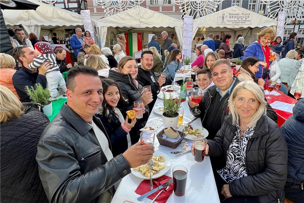 Besucherinnen und Besucher der Festa Italiana 2023 in Unna.