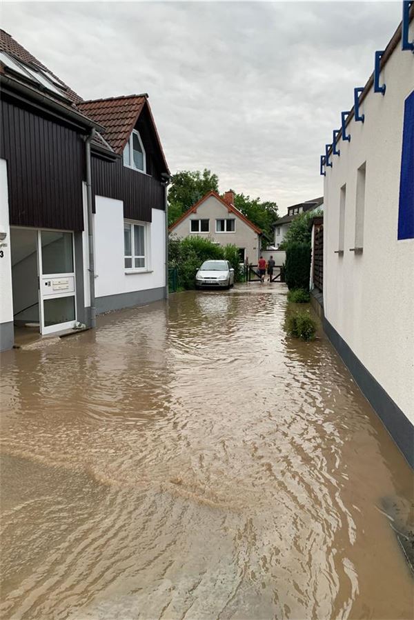 Reißender Fluss oder friedlicher Bach? Überschwemmungen seit 60 Jahren Eine Hauseinfahrt steht im Juli 2021 in Unna-Massen unter Wasser.