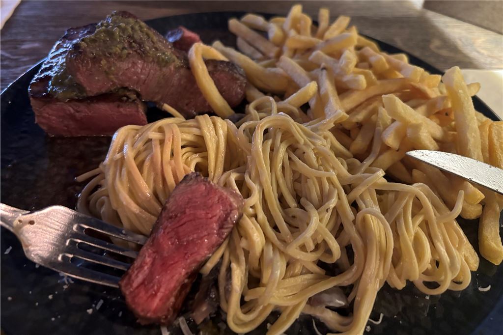 Steakrestaurant Wamo: Kann das All-you-can-Steak-Konzept überzeugen? Ein Stück Steak ist im Wamo in Dortmund auf einer Gabel aufgespießt.