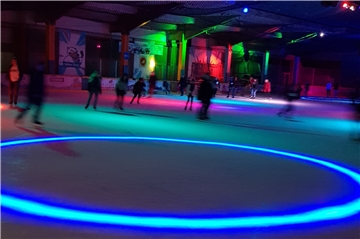 Bei wenigen Vereinen dürfte die Weihnachtsfeier so sportlich verlaufen wie beim KJEC. Kinder und Erwachsene drehten zu schneller Musik und Discolicht ihre Runden auf dem Eis. 2020 soll diese Feier wieder in Unna stattfinden.