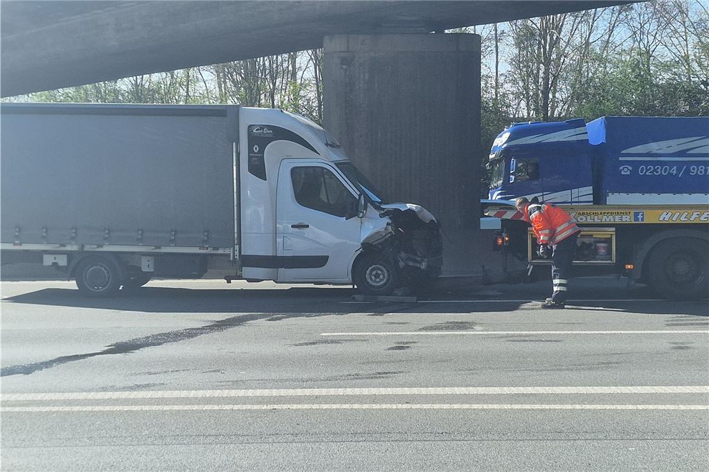 A1 bei Kamen nach Unfall gesperrt: Vier Menschen verletzt Ein Transporter steht nach einem Unfall auf der A1 am Kamener Kreuz am Freitag (4. April 2025) auf der Fahrbahn.