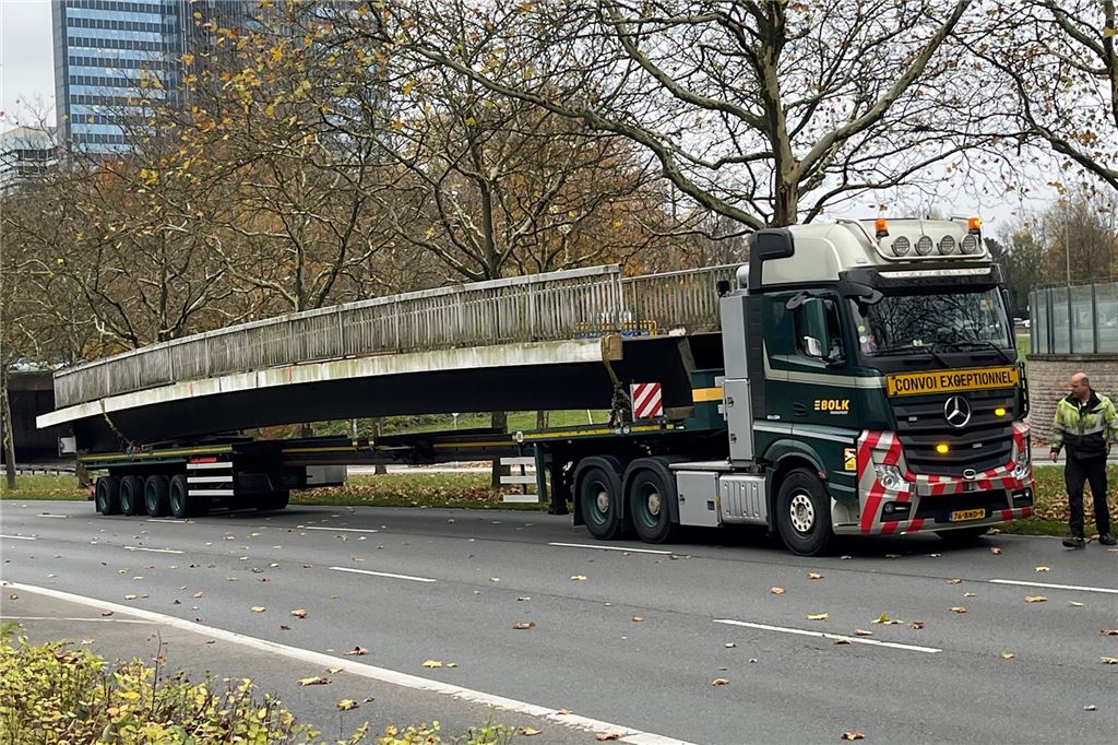 B1-Vollsperrung: Fußgängerbrücke wird nach Sanierung wieder installiert Ein Teil einer Fußgängerbrücke liegt auf einem Lastwagen.