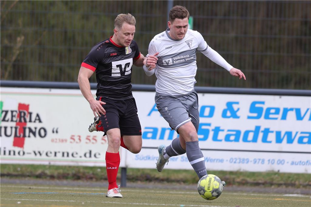 Sieg gegen Burgsteinfurt: Werner SC führt nach halber Stunde mit 4:0 Jason Jäger im Dribbling.